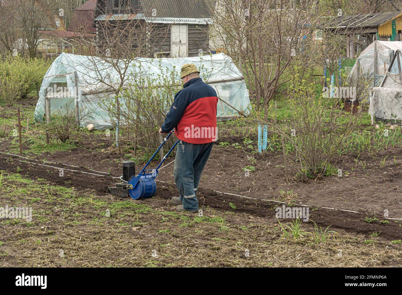 POLEN, LOMZA - 01. Mai 2021: Ein Landwirt auf einem privaten Gehöft bewirtschaftet ein Pflanzgut. Stock Foto. Stockfoto