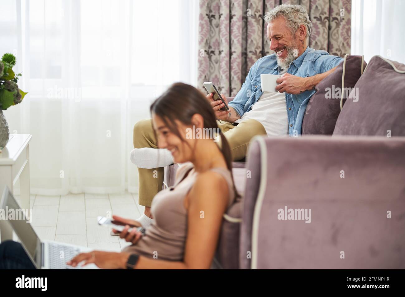 Nahaufnahme einer glücklichen Frau, die in Halbposition sitzt Stockfoto