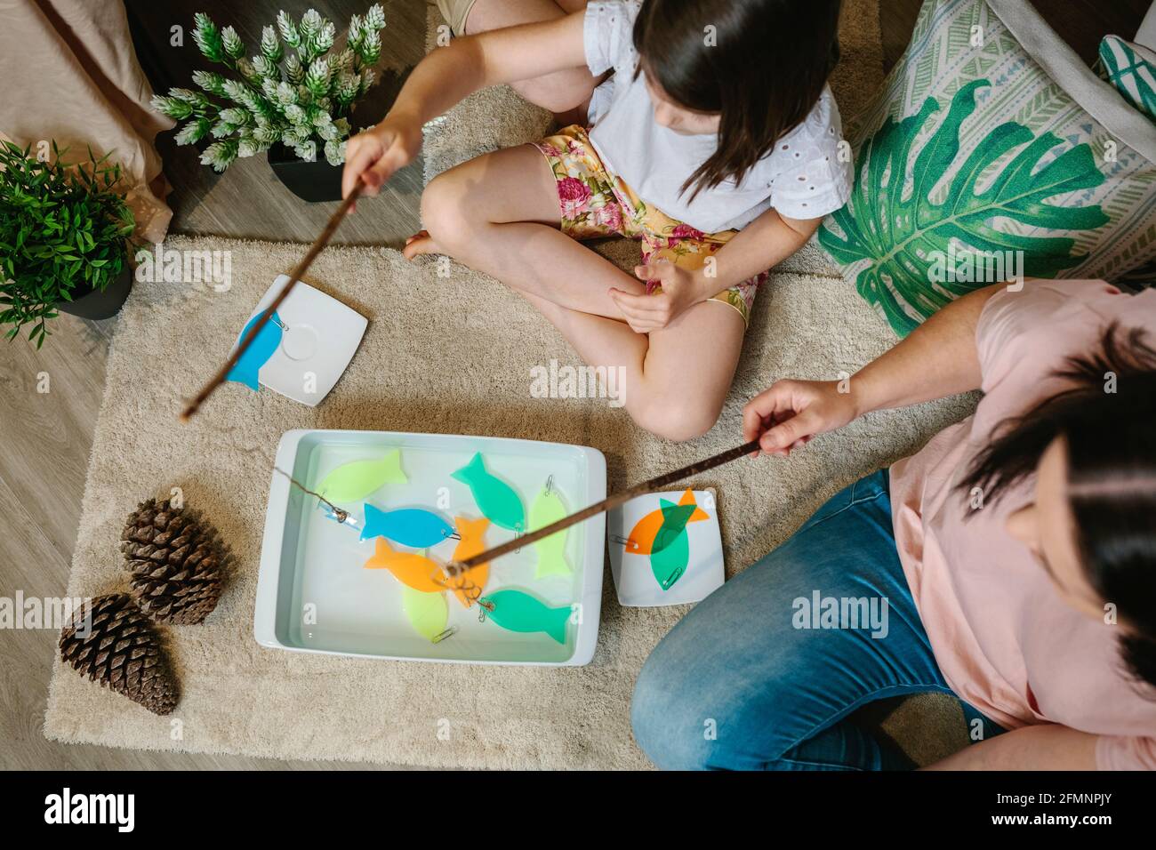 Draufsicht auf unkenntlich gebautes Camping von Mutter und Tochter zu Hause Spielen diy Angeln Spiel Stockfoto