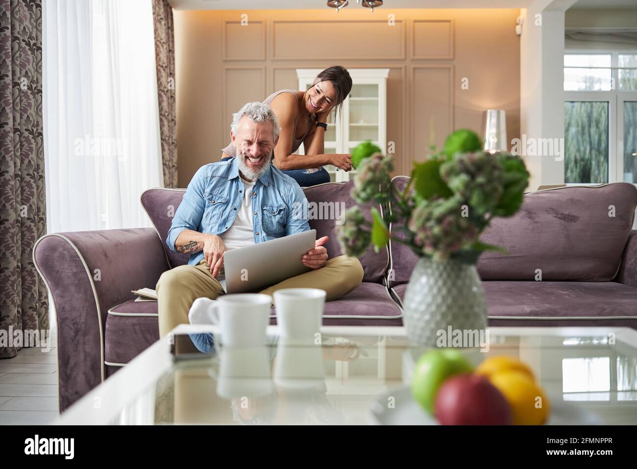 Netter reifer Mann, der über lustigen Witz lacht Stockfoto