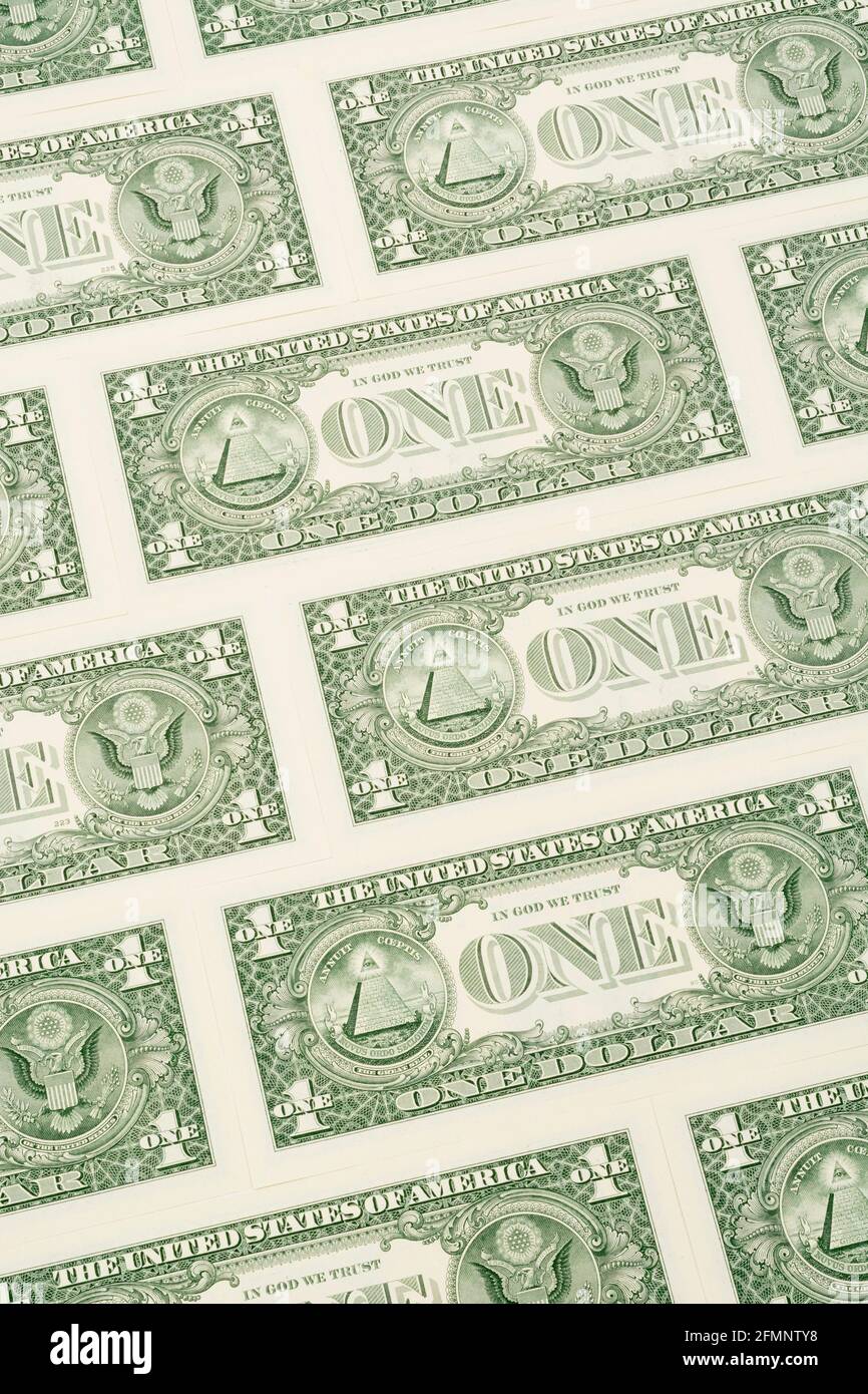 Rückseite von $1 USD / 1-Dollar-Scheinen mit EINEM Dollarwort und in Formation angeordnet. Für US-Billionen-Dollar Schuldenberg, US-Bankenkrise, US-Ersparnisse. Stockfoto