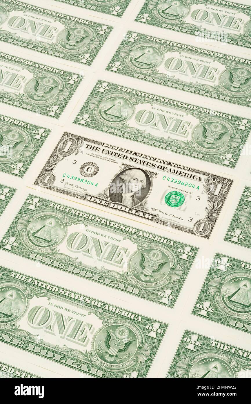 Umgekehrte und umgekehrte Seiten von US-$1-/1-Dollar-Scheinen, die in Formation angeordnet sind. Für US-Billionen-Dollar Schuldenberg, US-amerikanische persönliche Ersparnisse & 401k, US-Bankenkrise Stockfoto