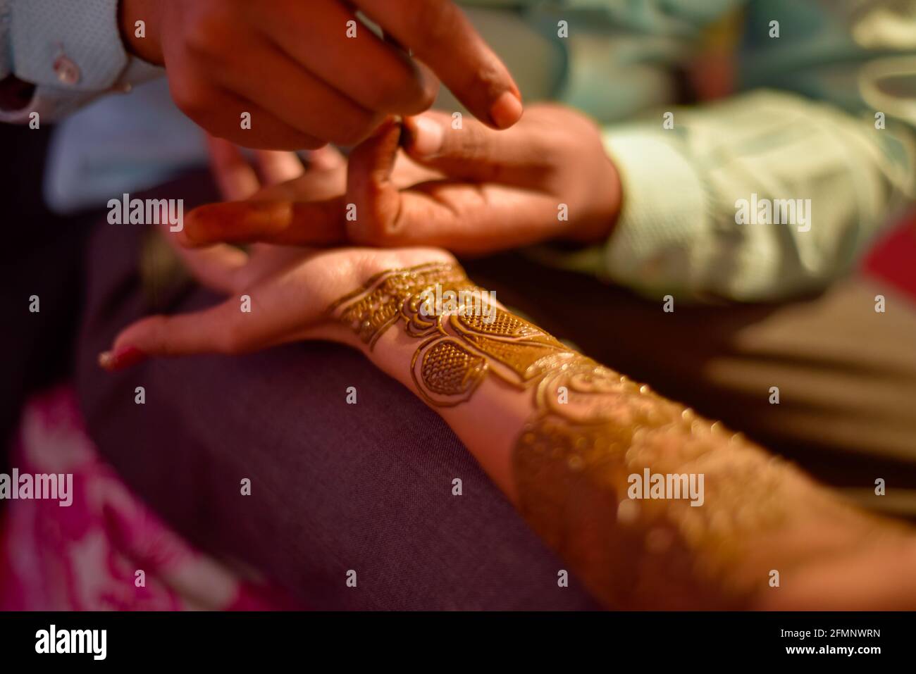 Nahaufnahme der Hände der atemberaubenden indischen Braut, Anwendung Hinna auf ihre Hochzeit. Stockfoto