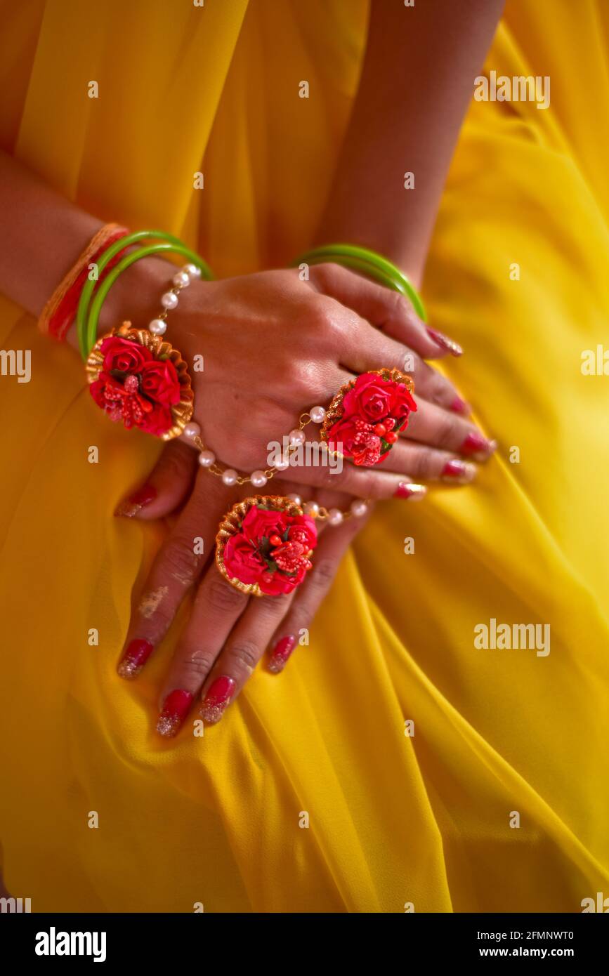 Hände der schönen indischen Braut auf ihrer Hochzeit. Stockfoto