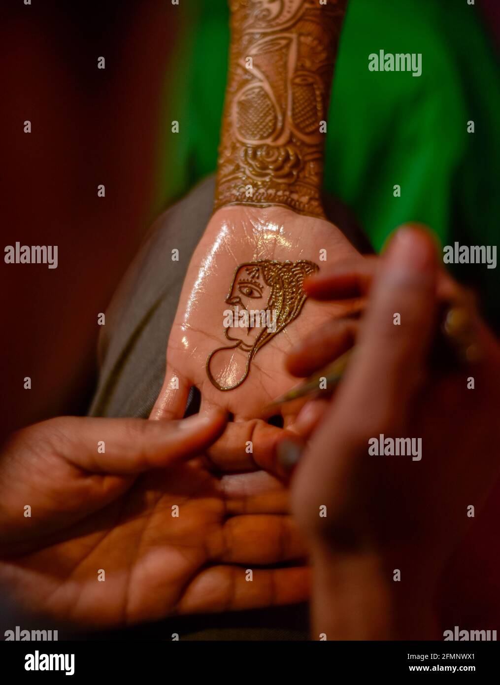 Nahaufnahme der Hände der atemberaubenden indischen Braut, Anwendung Hinna auf ihre Hochzeit. Stockfoto