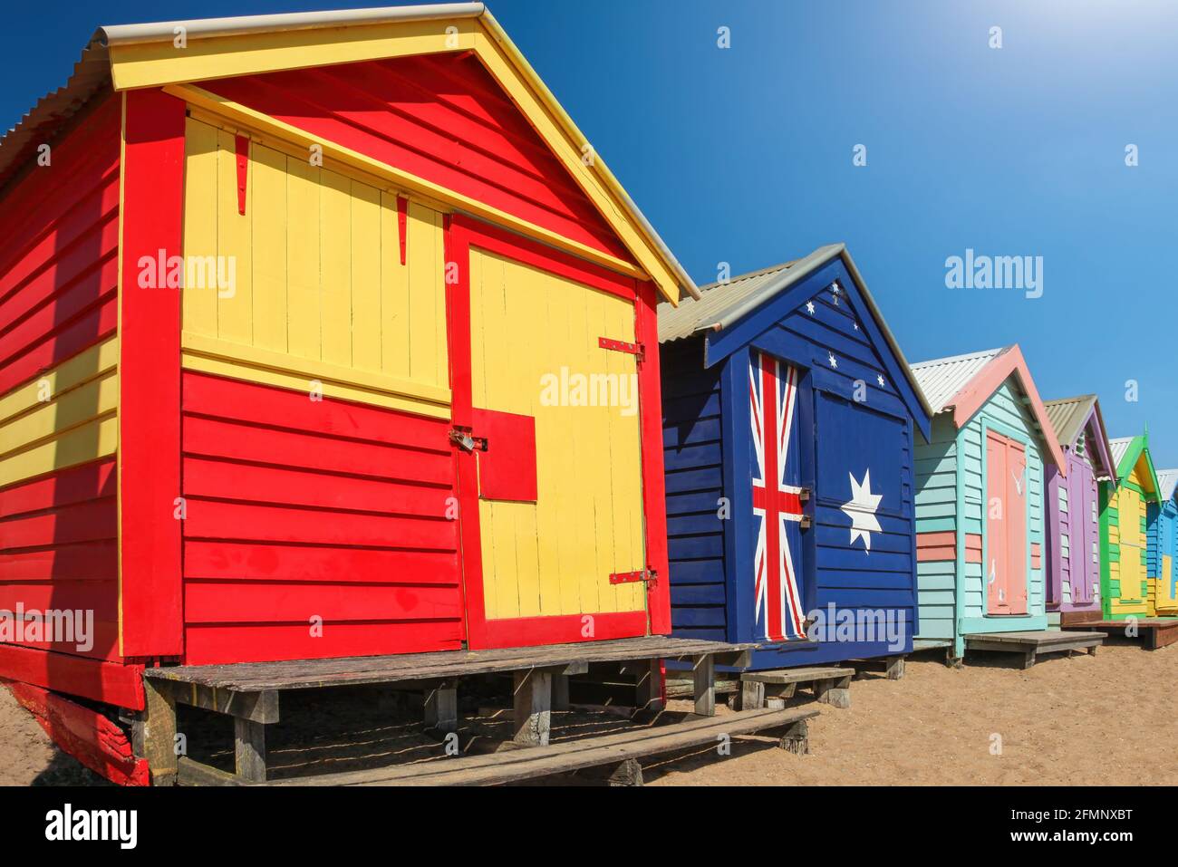Eine Reihe farbenfroher mehrfarbiger Strandhütten aus Holz am Brighton Beach, Melbourne, Victoria State, Australien Stockfoto