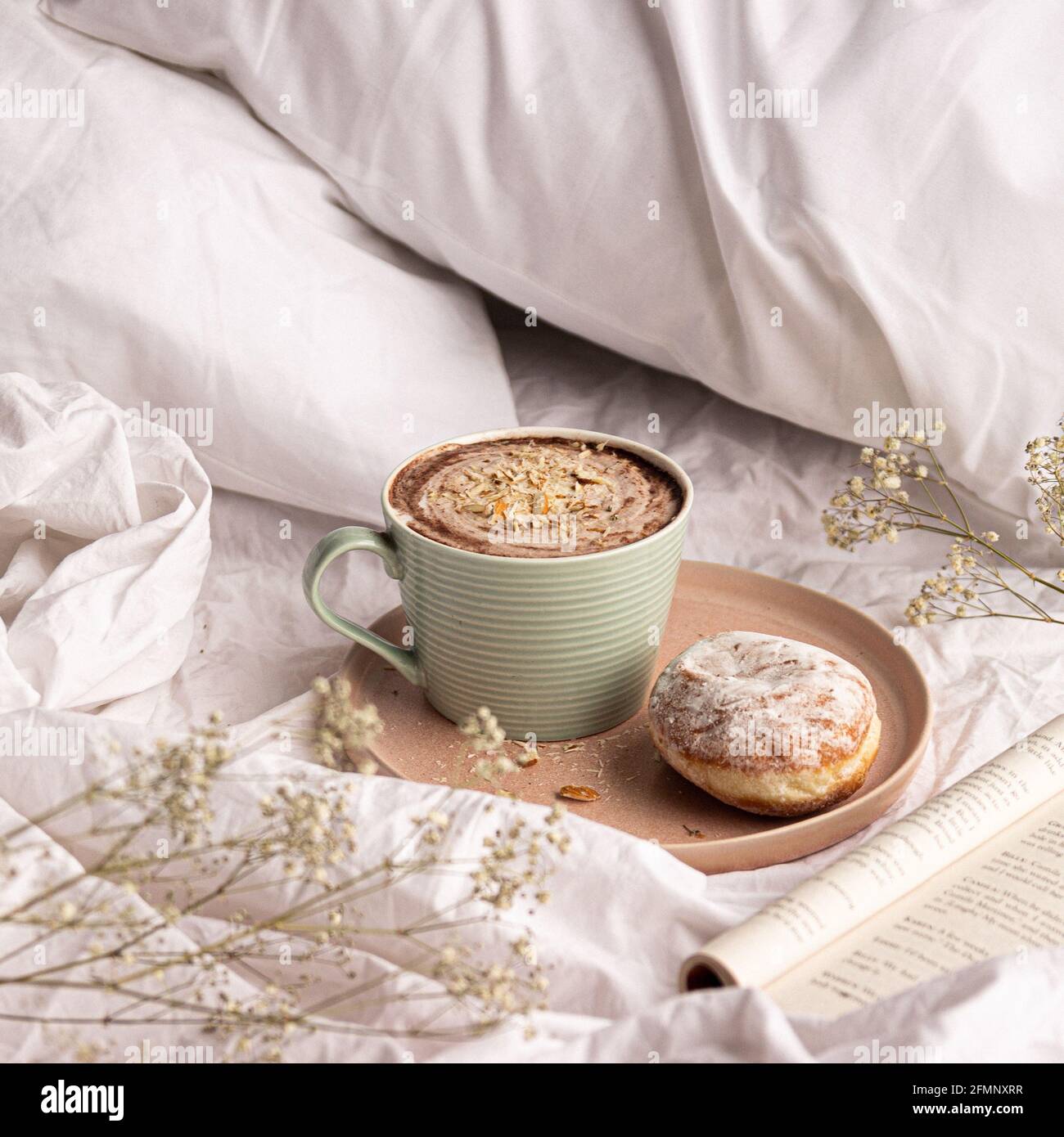 Gemütliches Getränk, Frühstück im Bett Stockfoto