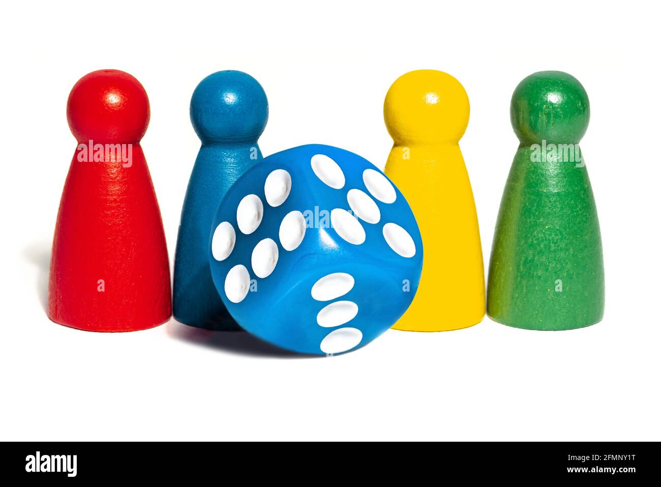 Vier Brettspielsteine und blaue Würfel über einer Ebene Weißer Hintergrund Stockfoto
