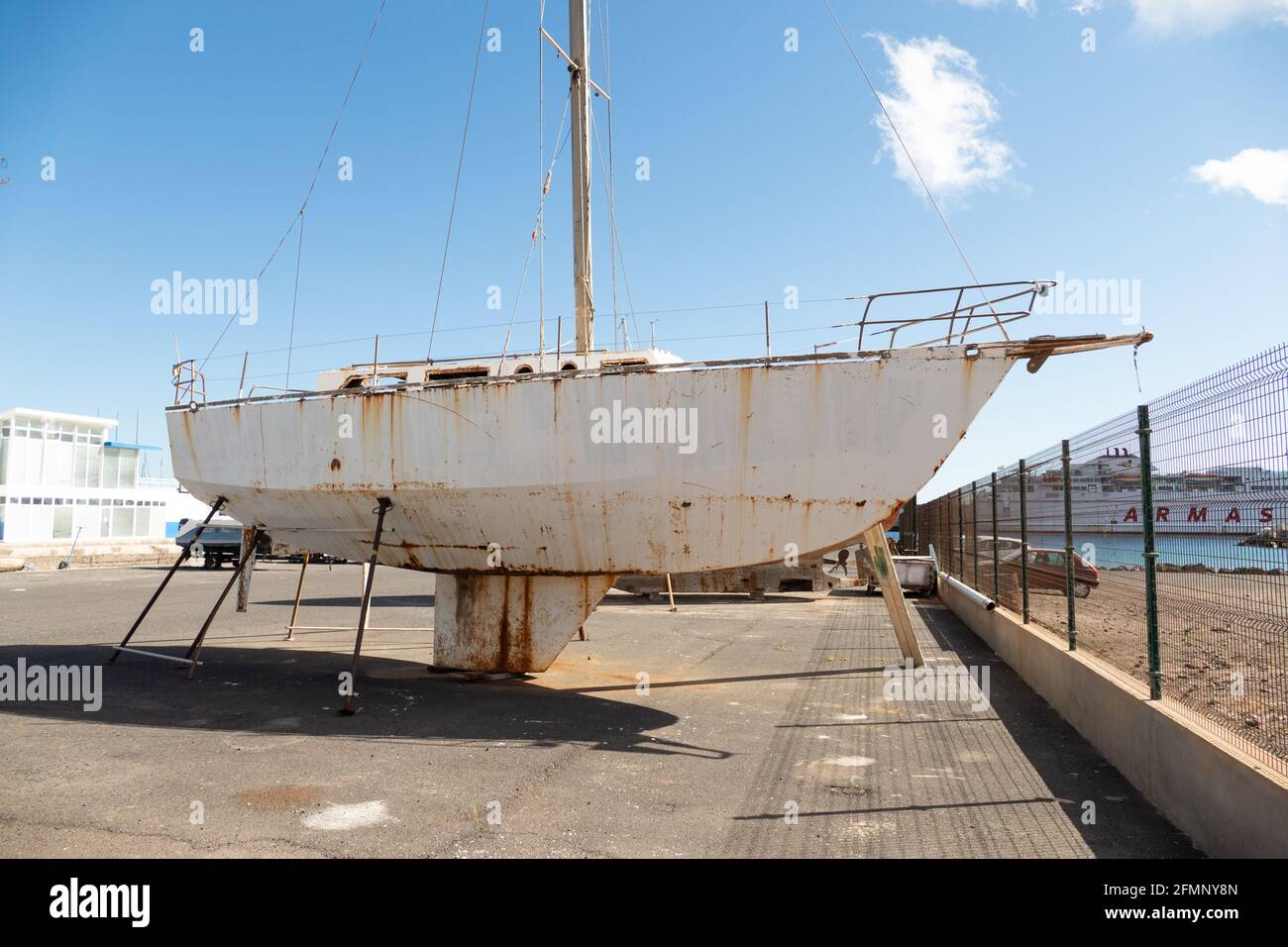 Morro Jable, Spanien; 9. Mai 2021: Altes kleines Boot am Hafen auf Gerüst gehoben Stockfoto