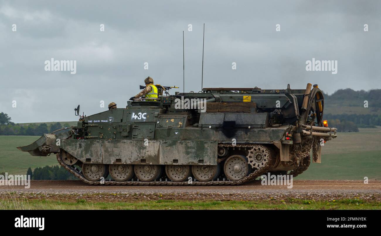 British Army Challenger Armored Repair and Recovery Vehicle (CRARRV) bei einer militärischen Trainingsübung in der salisbury-Ebene in wiltshire Stockfoto