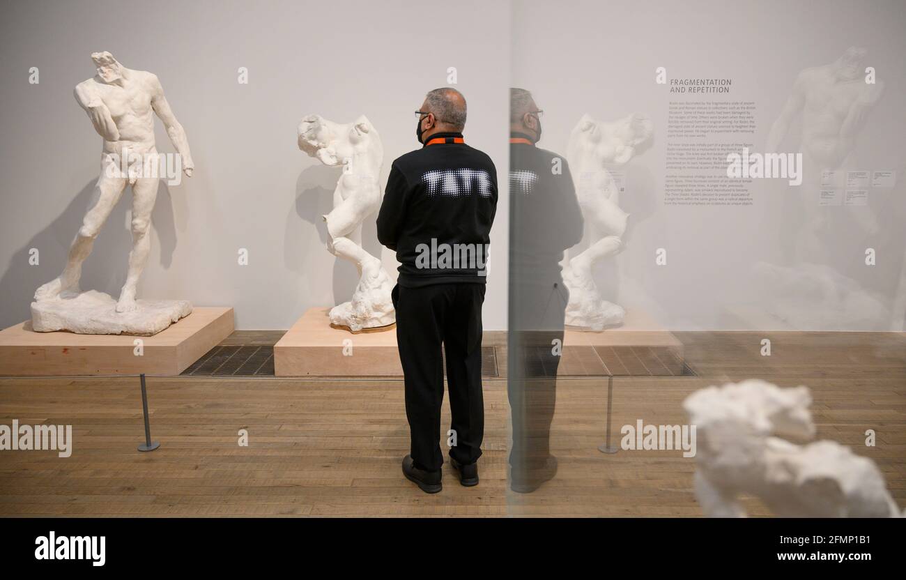 Tate Modern, London, Großbritannien. 11 Mai 2021. Die Tate Modern wird am 17. Mai 2021 mit der EY Exhibition: The Making of Rodin wiedereröffnet. Mit über 200 Werken, von denen viele noch nie außerhalb Frankreichs gezeigt wurden, bietet die Ausstellung dank der einzigartigen Zusammenarbeit mit dem Musée Rodin, das Tate einen beispiellosen Zugang zu ihrer Sammlung gewährt hat, einen einzigartigen Einblick in Rodins Denkweisen und Schaffen. Bild: Rodin, Fragmentierung und Wiederholung: (Links) Pierre de Wissant Nude, ohne Kopf oder Hände, großes Modell, 1886; (rechts) The Inner Voice, 1896. Musée Rodin, Paris. Quelle: Malcolm Park/Alamy Live Ne Stockfoto