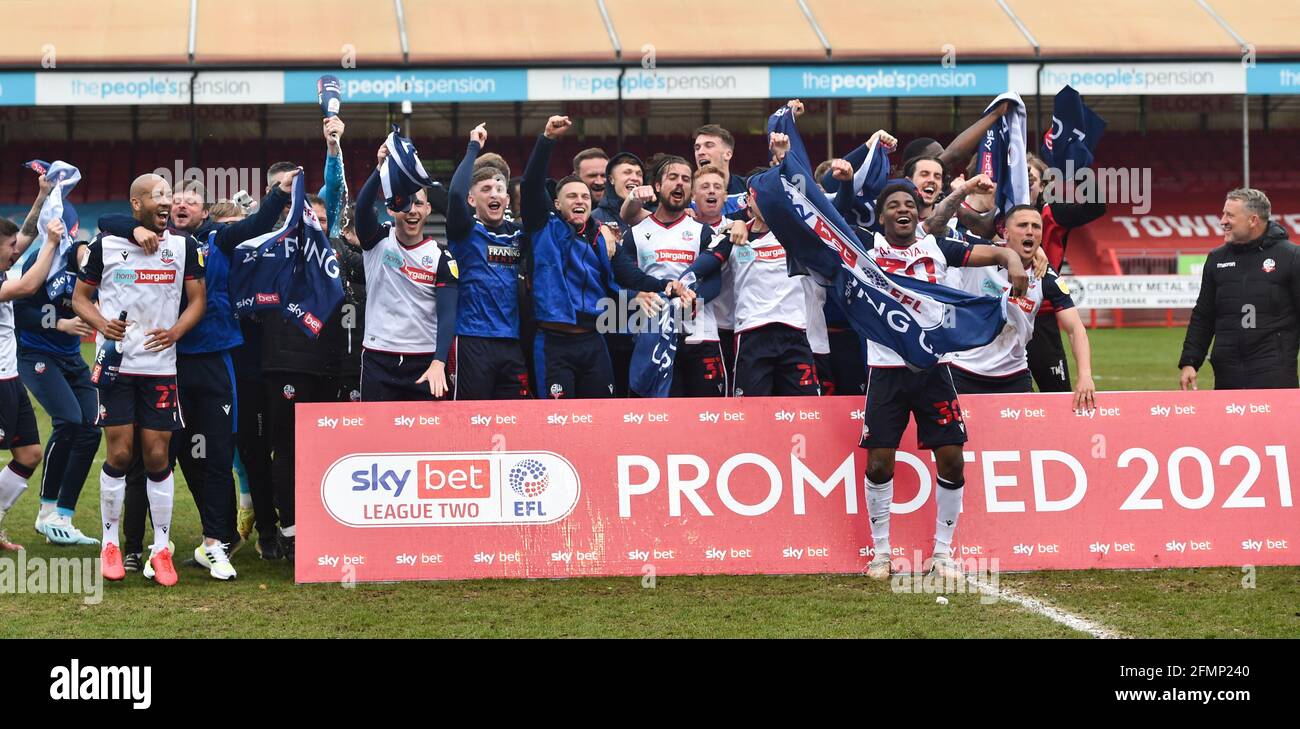 Die Bolton-Spieler feiern Promotion nach ihrem Sieg gegen Crawley in der Sky Bet League zwei Spiel zwischen Crawley Town und Bolton Wanderers im People's Pension Stadium, Crawley, Großbritannien - 8. Mai 2021 Stockfoto