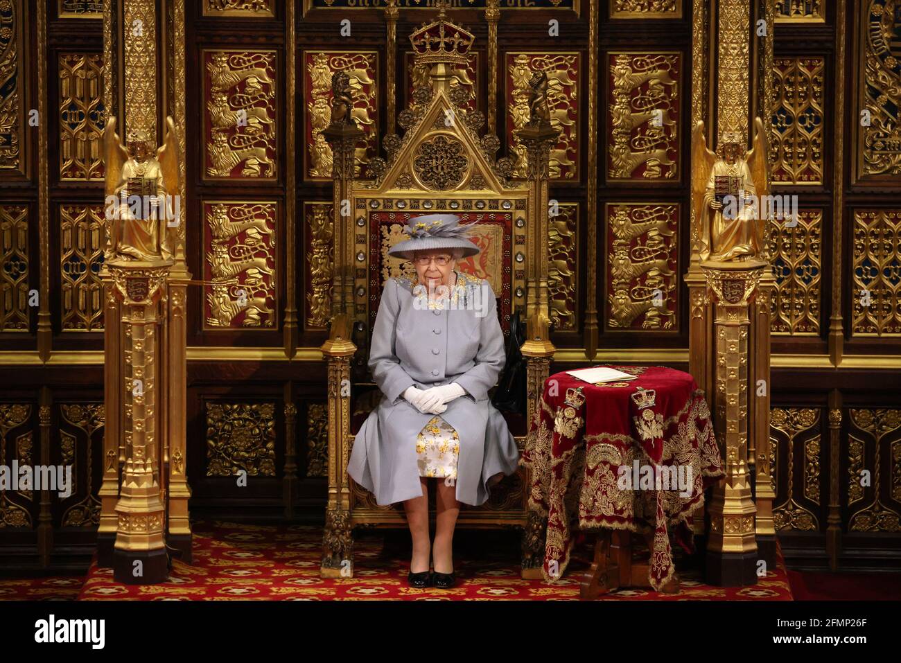Königin Elizabeth II. Hält eine Rede vom Thron im House of Lords im Palace of Westminster in London, während sie das Legislativprogramm der Regierung für die kommende Sitzung während der Eröffnung des Parlaments umreißt. Bilddatum: Dienstag, 11. Mai 2021. Stockfoto