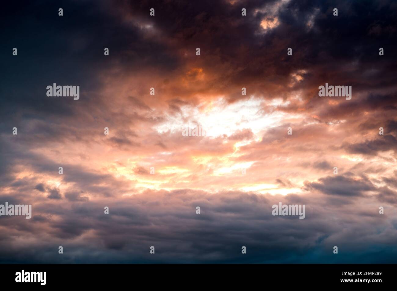 Wolkige Himmel bei Sonnenuntergang im Emmental nach einem Regensturm Stockfoto
