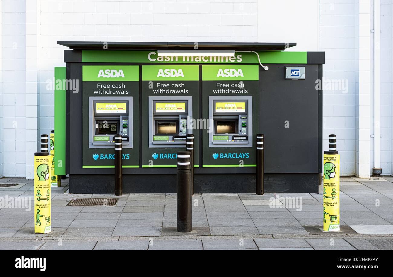 SWINDON, Großbritannien - 11. MAI 2021: ASDA Barclays Geldautomaten in West Swindon Stockfoto