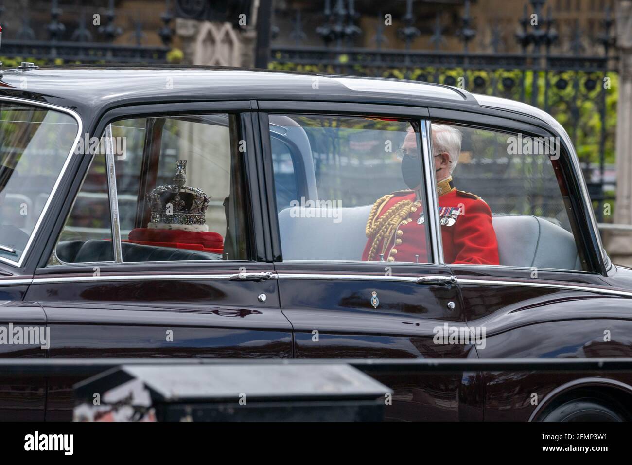 London, Großbritannien. 11. Mai 2021.die Krone des Imperial State verlässt das Parlamentsgebäude bei der Eröffnung des Parlaments.Quelle: Ian Davidson/Alamy Live News Stockfoto