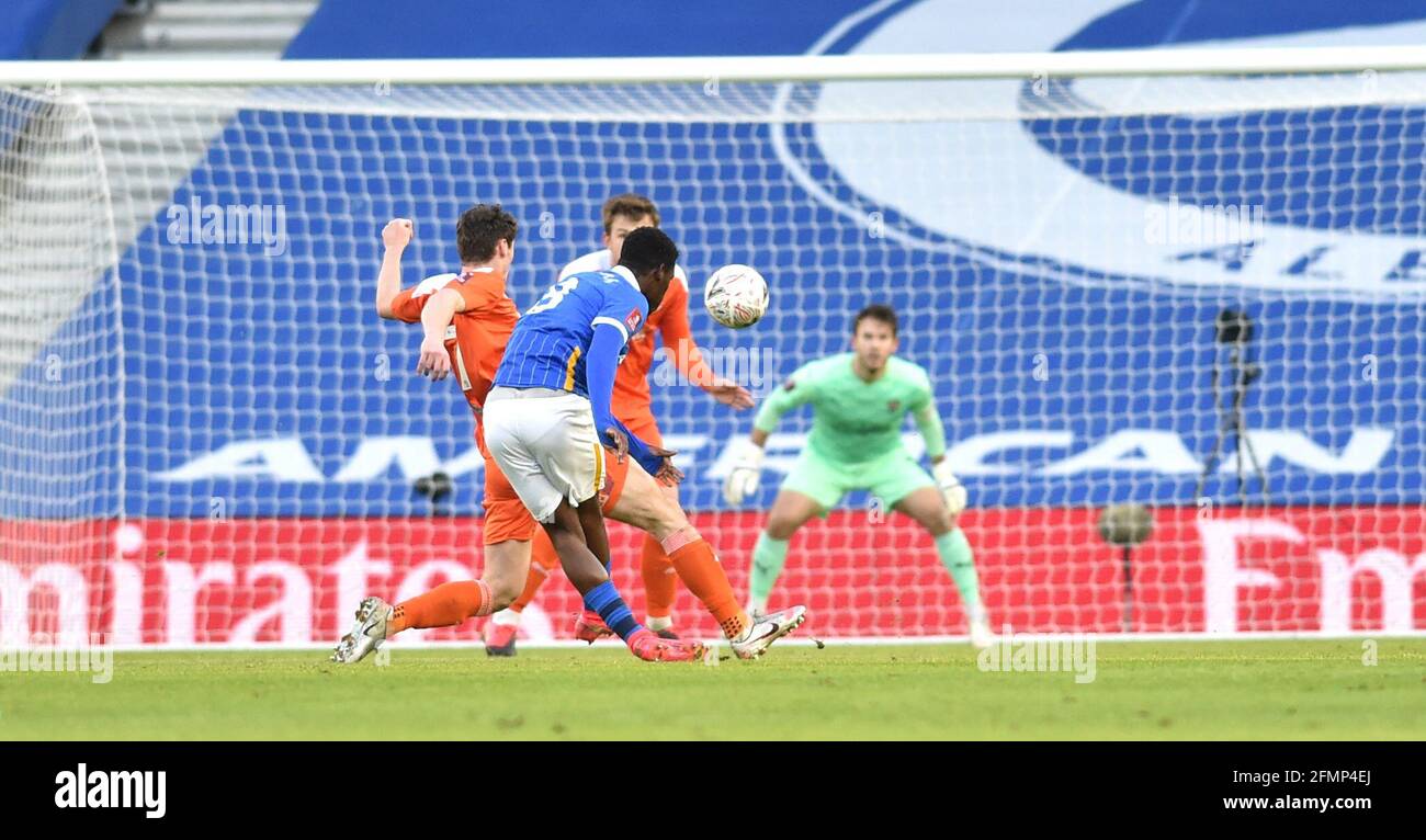 Yves Bissouma aus Brighton erzielt das erste Tor mit einem Weitschuss in der ersten Halbzeit beim Spiel der vierten Runde des Emirates FA Cup zwischen Brighton und Hove Albion und Blackpool Town im American Express Stadium , Brighton , Großbritannien – 23. Januar 2021 – nur redaktionelle Verwendung VON DATACO Stockfoto