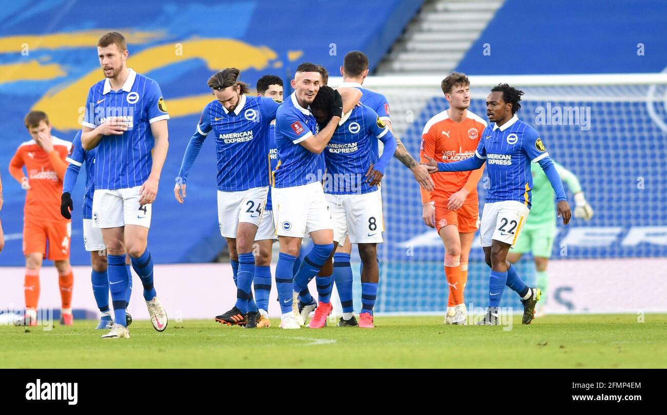 Yves Bissouma aus Brighton (Nr. 8) feiert mit Andi Zeqiri, nachdem er das erste Tor während des Spiels der vierten Runde des Emirates FA Cup zwischen Brighton und Hove Albion und Blackpool Town im American Express Stadium, Brighton, UK, erzielt hat - 23. Januar 2021 - nur zur redaktionellen Verwendung Stockfoto