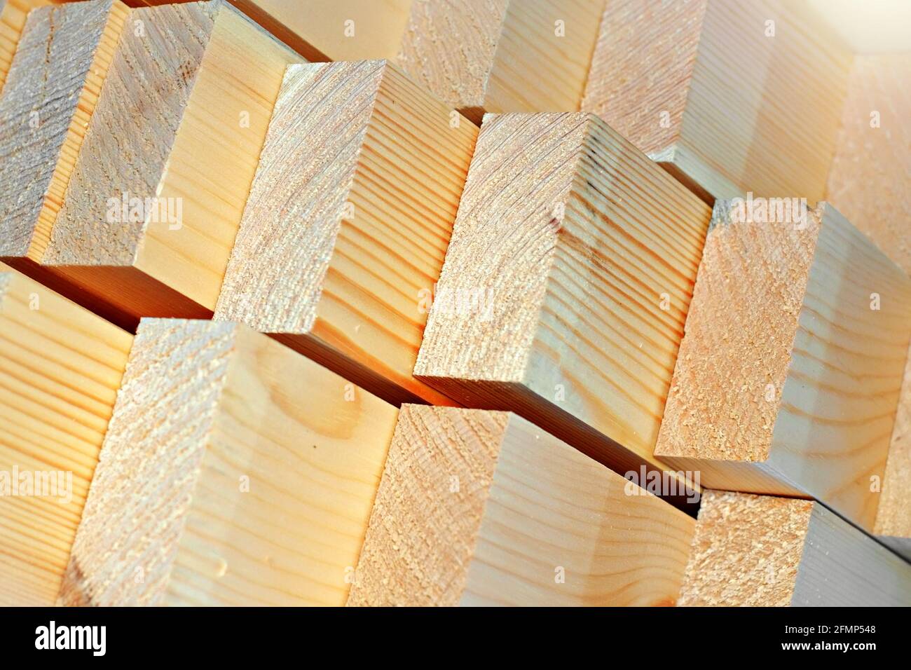 Neue gehobelte Holzplanken aus nächster Nähe. Werbefoto von Baumaterialien. Hintergrund für Holzverkäufe. Stockfoto