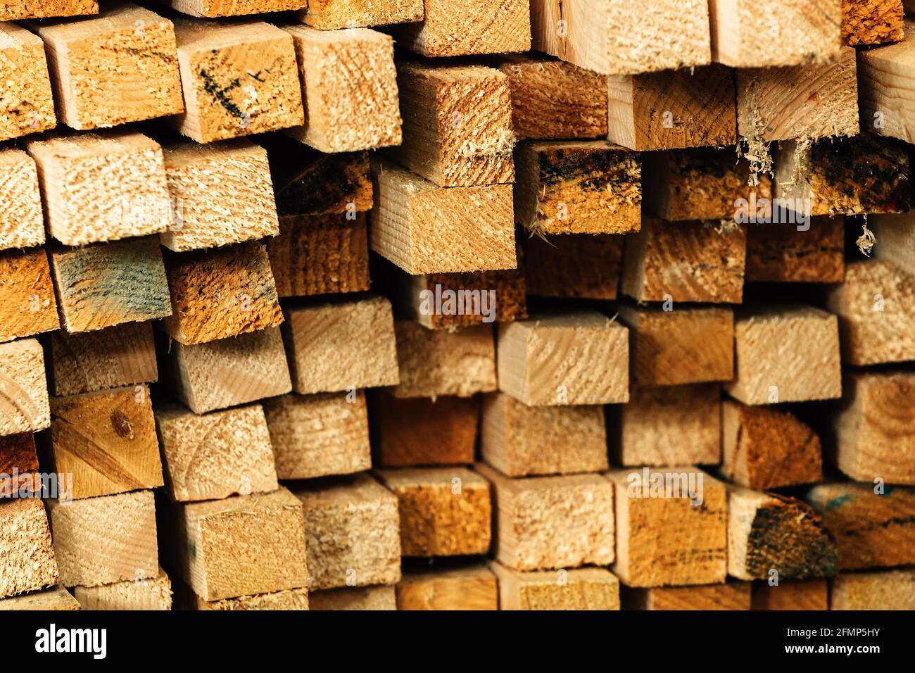 Die Enden der Holzstäbe. Hintergrund oder Bildschirmschoner für einen Holzbaustofflieferanten. Stockfoto