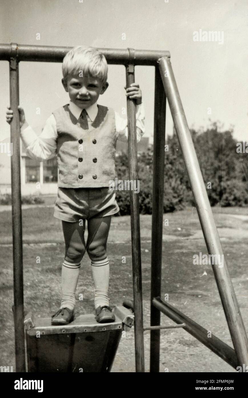 Elegant gekleidet lächelnd 4 Jahre alter Junge um 1970, Bulgarien Stockfoto