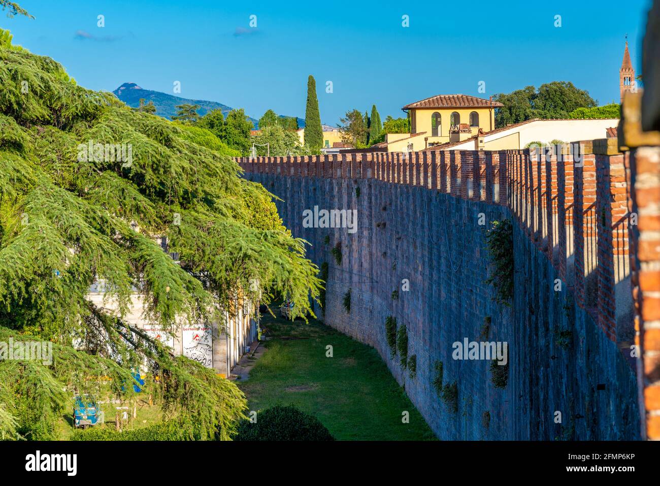 Stadtmauer von Pisa von außen Stockfoto