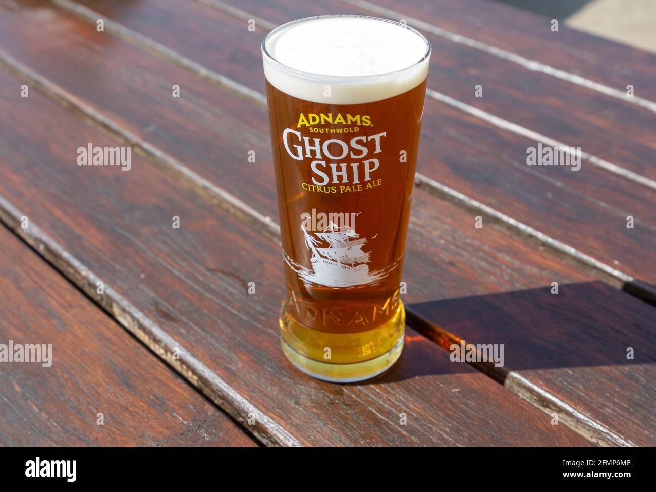 Pint von Ghost Ship Citrus Pale Ale Bier in Adnams Glas, Suffolk, England, Großbritannien Stockfoto