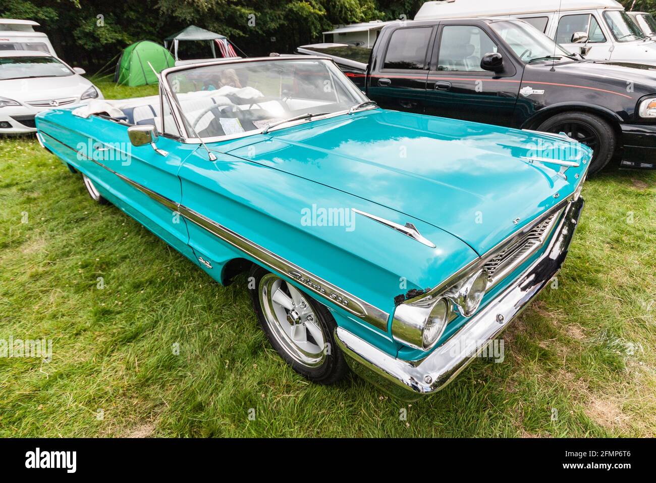 Blue 1964 Cabriolet Ford Galaxy 500 bei Stars & Stripes American Classic Car Show Stockfoto