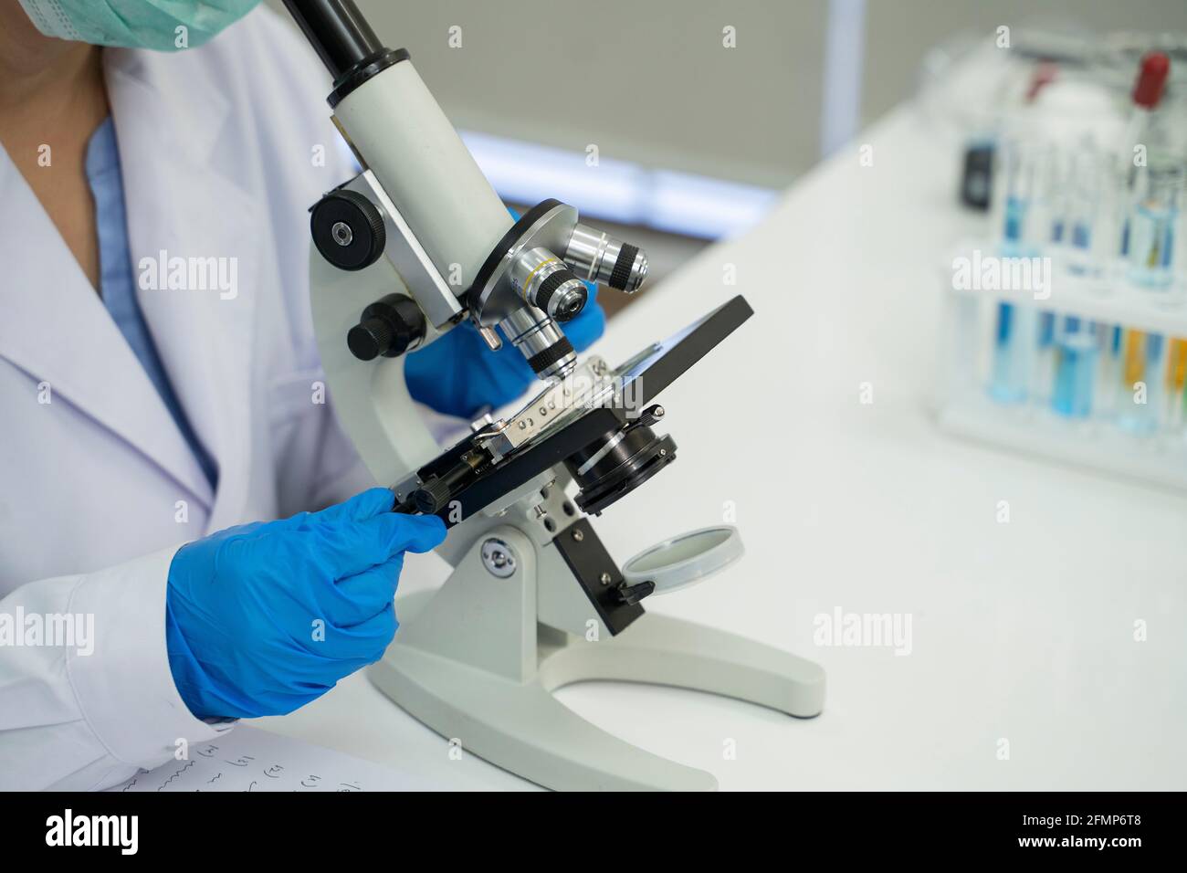 Forscher testen eine Probe des Covid-19-Impfstoffs. Stockfoto
