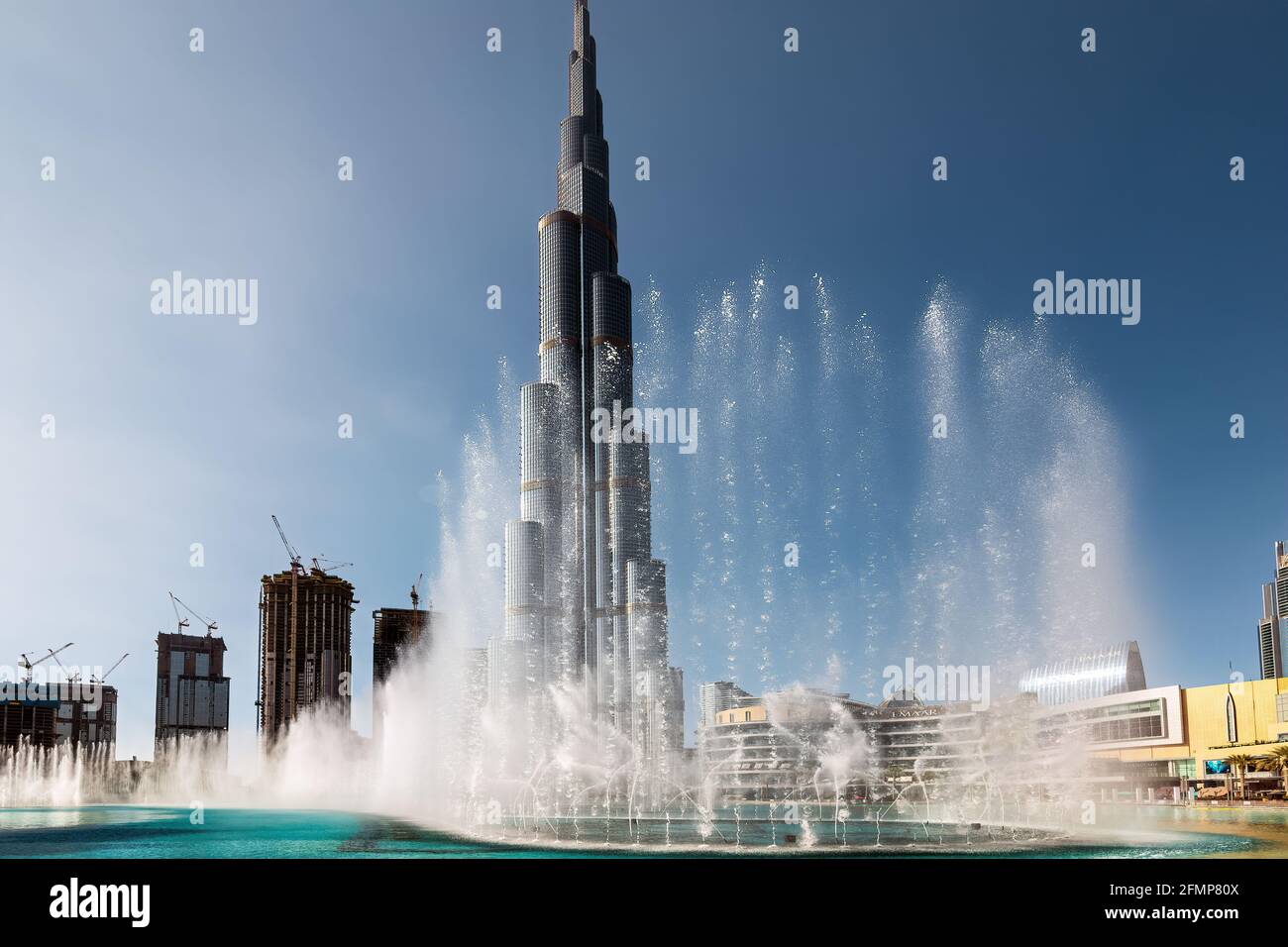 Dubai, Vereinigte Arabische Emirate - 26. Dezember -2020- Blick auf den Burj Khalifa am Morgen an der Wasserfront. Stockfoto