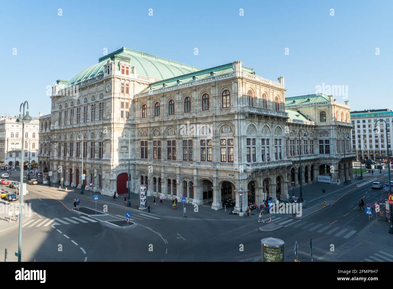 Wien, Österreich - 30-06-2019: Wiener Staatsoper an einem Sommertag. Stockfoto