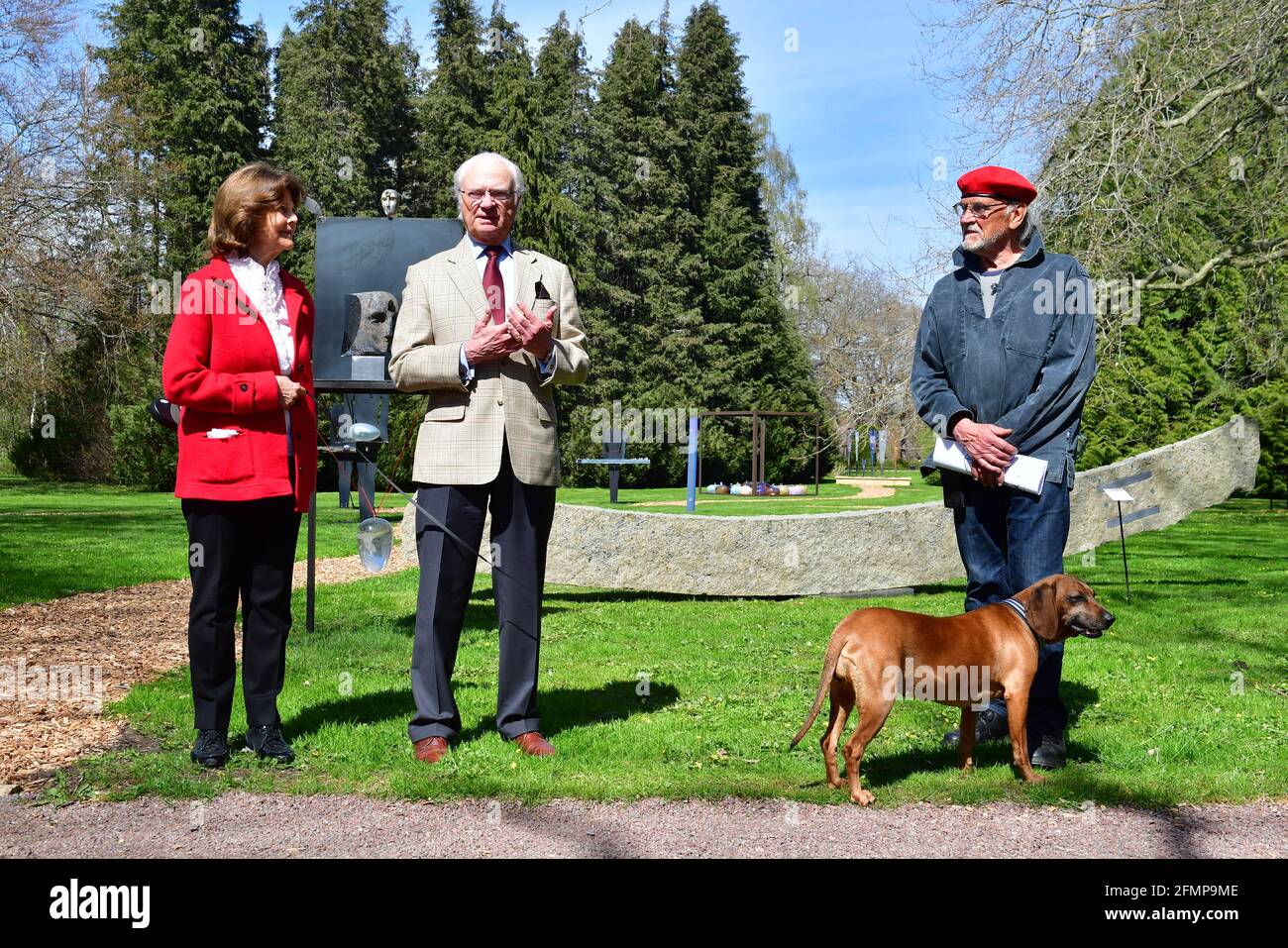 Königin Silvia und König Carl XVI Gustaf von Schweden eröffnen am 11. Mai 2021 die Ausstellung des Glaskünstlers Bertil Vallien „Gatekeeper“ im Solliden-Palast auf Oland, Schweden. Foto: Jonas Ekstromer / TT-Code 10030 Stockfoto