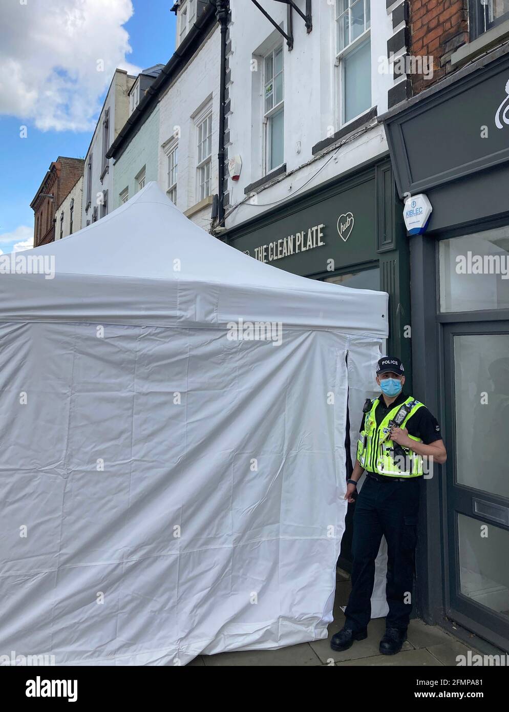 Ein Polizeizelt vor dem Clean Plate Café in der Southgate Street, Gloucester. Bilddatum: Dienstag, 11. Mai 2021. Stockfoto