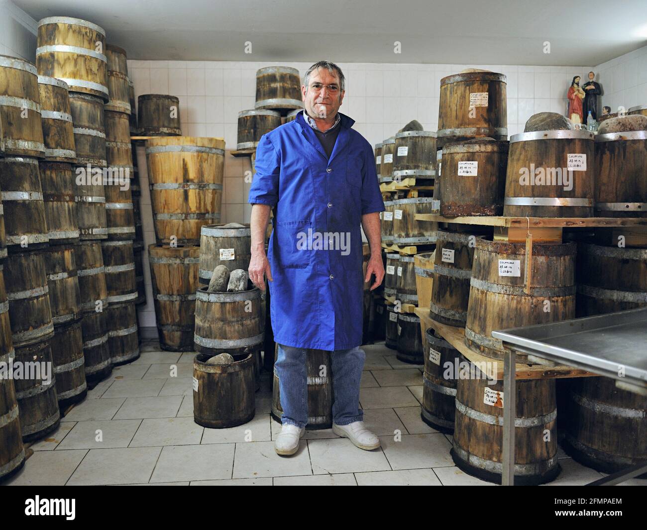 Portrait von Battista, Fischer und Besitzer der Firma Delfino, die Öl und gesalzene Sardellen, Thunfisch und die berühmte Sardellensoße namens Col herstellt Stockfoto