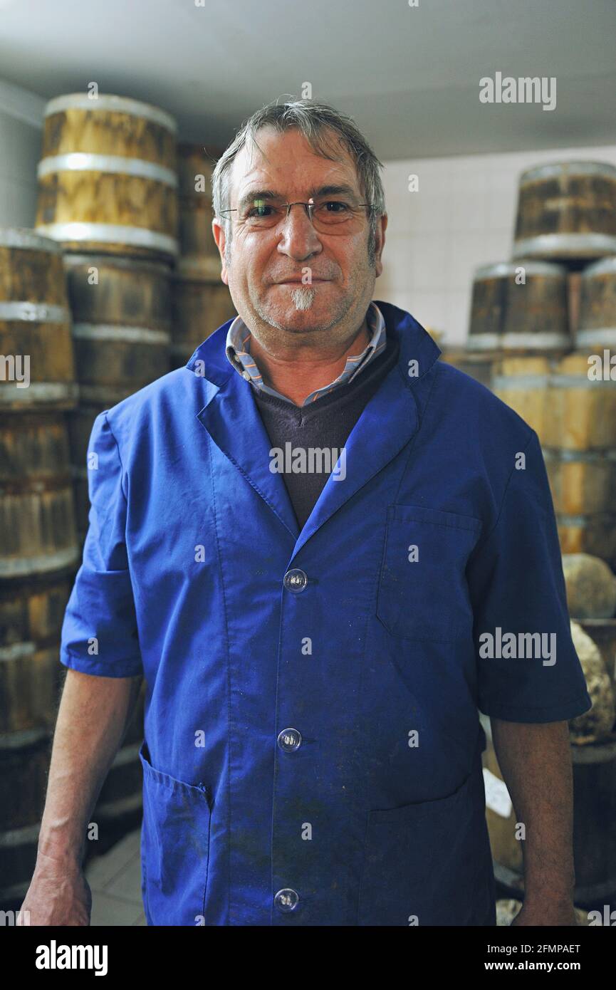 Portrait von Battista, Fischer und Besitzer der Firma Delfino, die Öl und gesalzene Sardellen, Thunfisch und die berühmte Sardellensoße namens Col herstellt Stockfoto