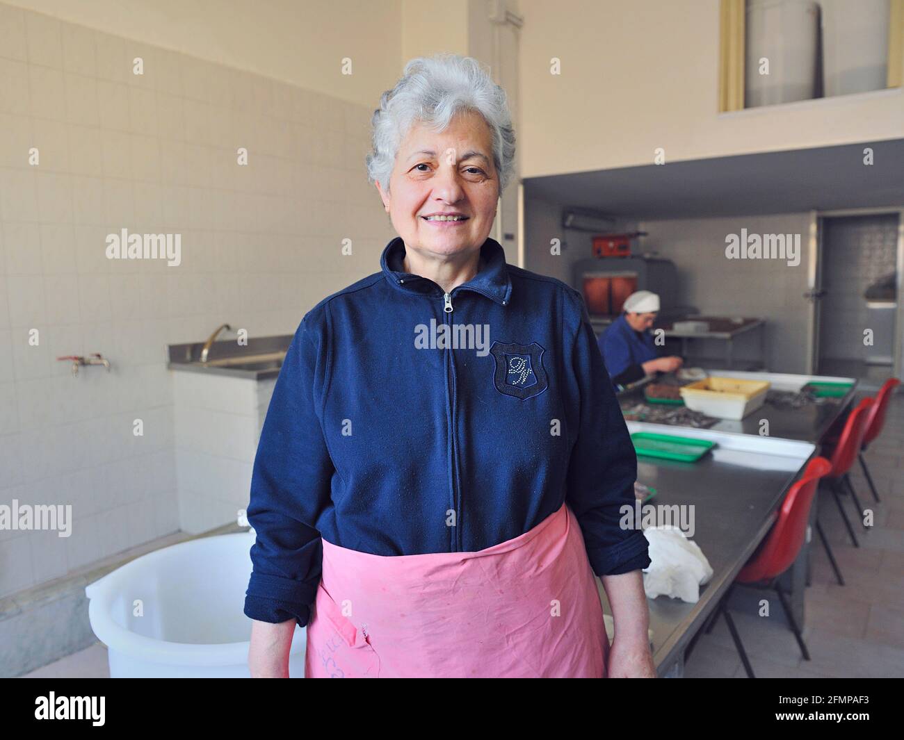 Porträt von Antonia, der Frau eines der Sardellenfischer an der Amalfiküste, Furore, Amalfiküste, Kampanien, Italien. Stockfoto