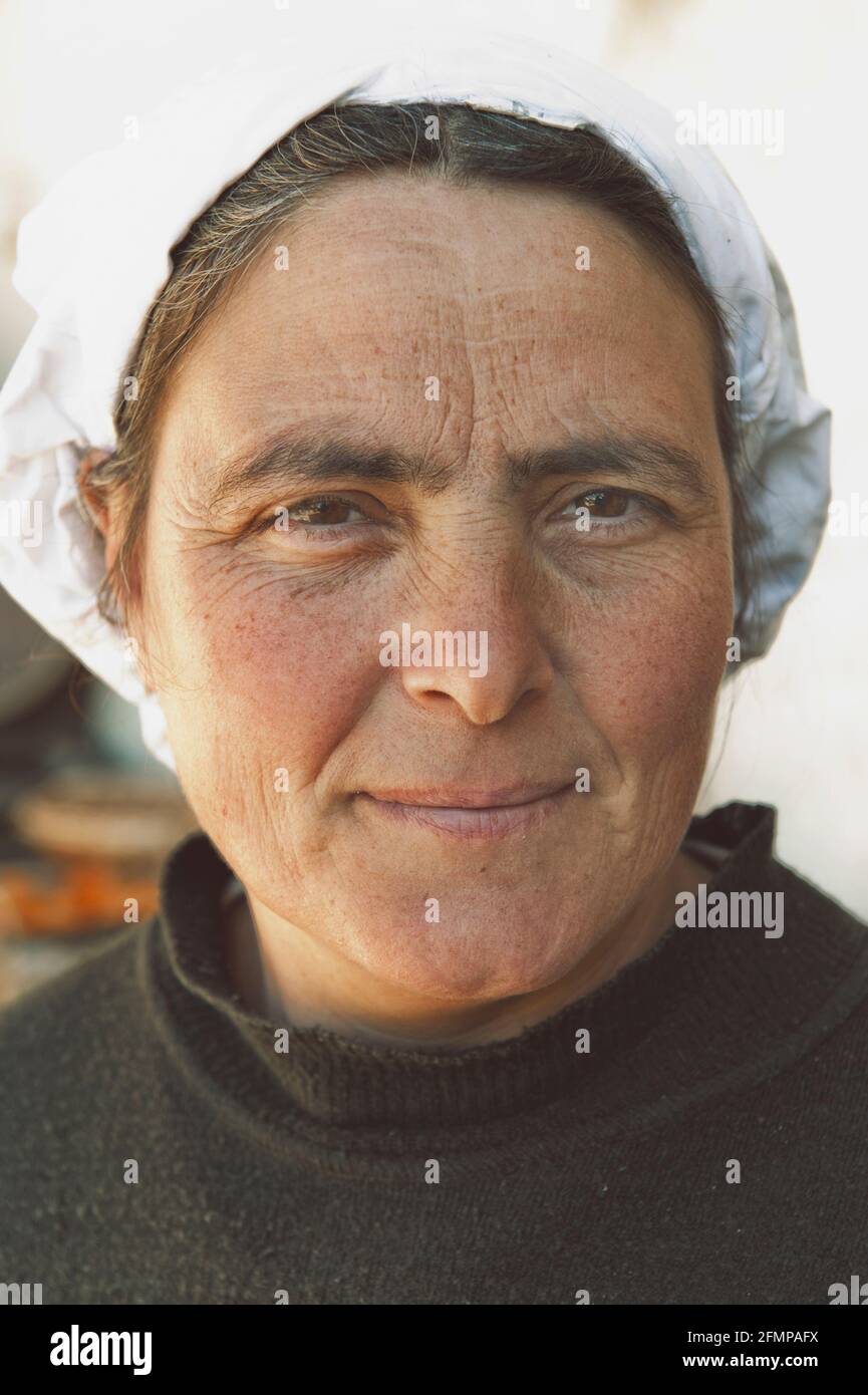 Porträt von Maria, der Frau eines der Sardellenfischer an der Amalfiküste. Furor, Amalfiküste, Kampanien, Italien. Stockfoto