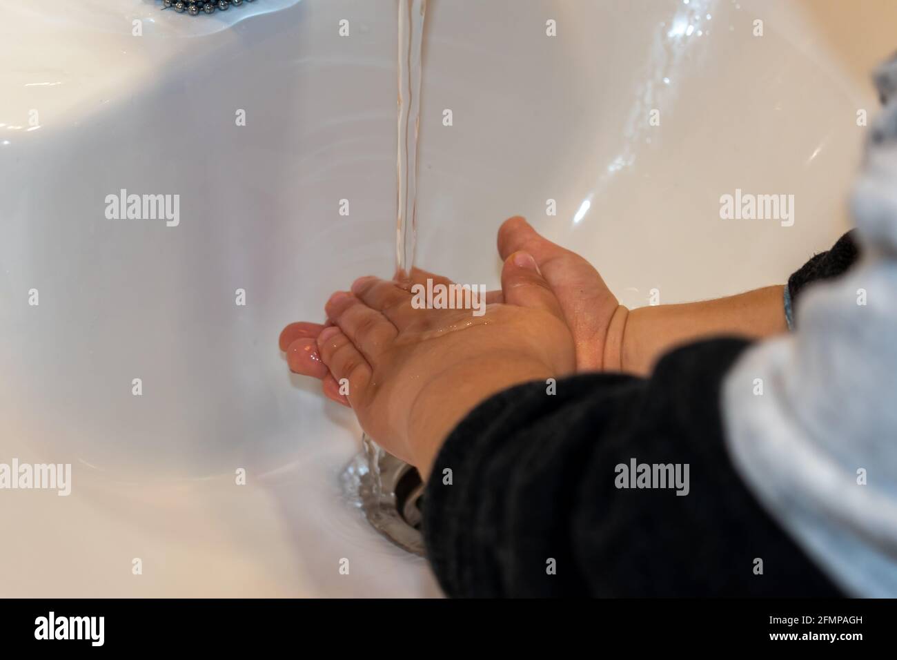 Kind seine Hände waschen Stockfoto