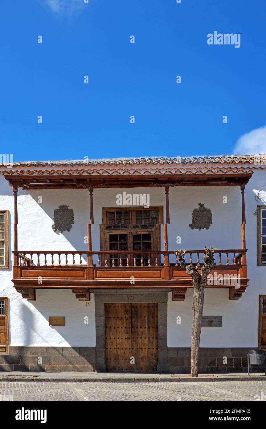 TEROR, SPANIEN - 05. März 2019: Typisches Haus mit Holzbalkon in Teror, Gran Canaria, Spanien, einer der Kanarischen Inseln, in der Nähe der Nordwestküste Stockfoto