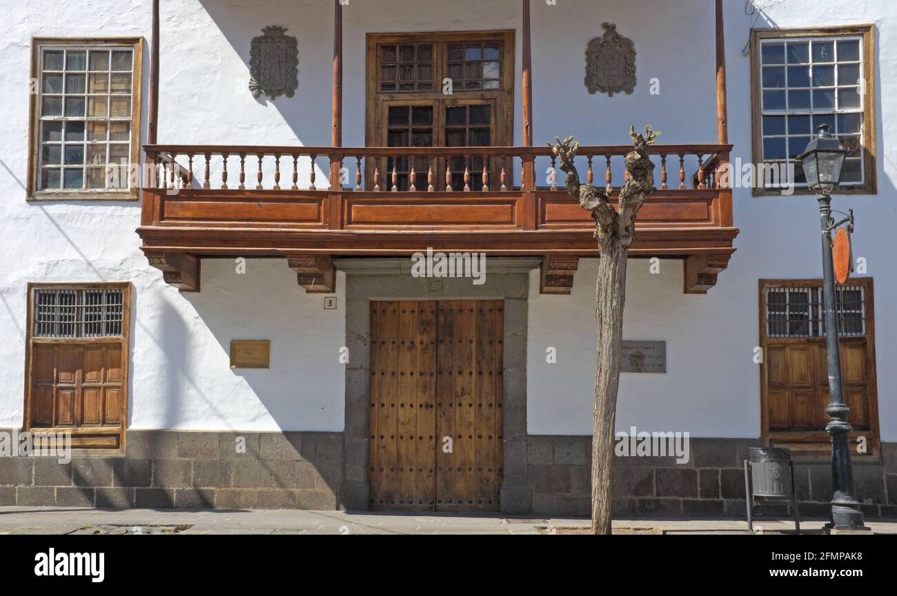 TEROR, SPANIEN - 05. März 2019: Typisches Haus mit Holzbalkon in Teror, Gran Canaria, Spanien, einer der Kanarischen Inseln, in der Nähe der Nordwestküste Stockfoto