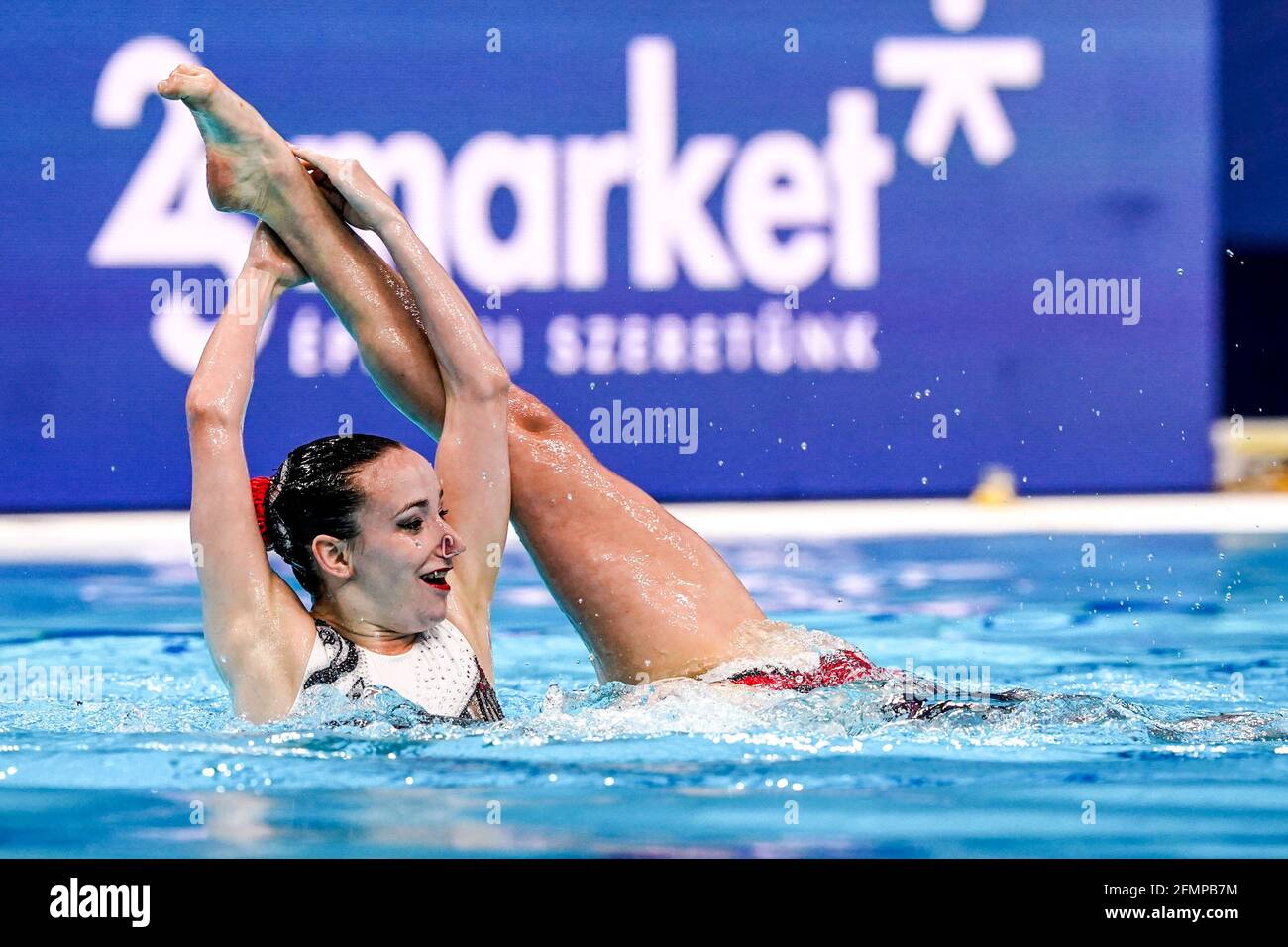 BUDAPEST, UNGARN - 11. MAI: Vivienne Koch aus der Schweiz und Joelle Peschl aus der Schweiz treten beim Duet Free Preliminary während des len European Aquatics Championships Artistic Swimming in der Duna Arena am 11. Mai 2021 in Budapest, Ungarn an (Foto von Andre Weening/Orange Picics) Credit: Orange Pics BV/Alamy Live News Stockfoto