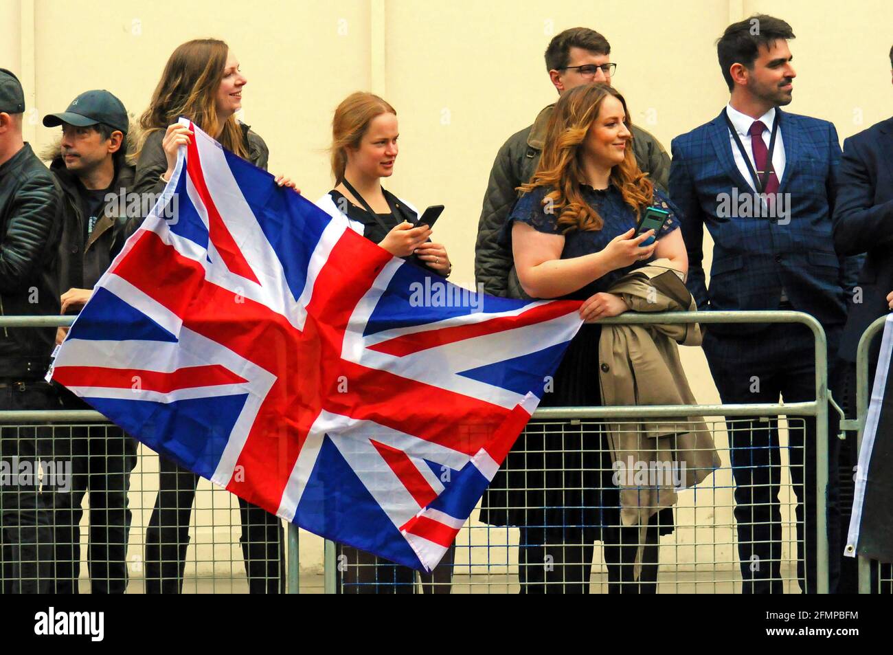 London, Großbritannien, 11. Mai 2021 Zuschauer beobachten die Ankunft im Parlamentsgebäude. Kleine Menschenmengen und große Sicherheit für die Rede der Königin. Kredit: JOHNNY ARMSTEAD/Alamy Live Nachrichten Stockfoto