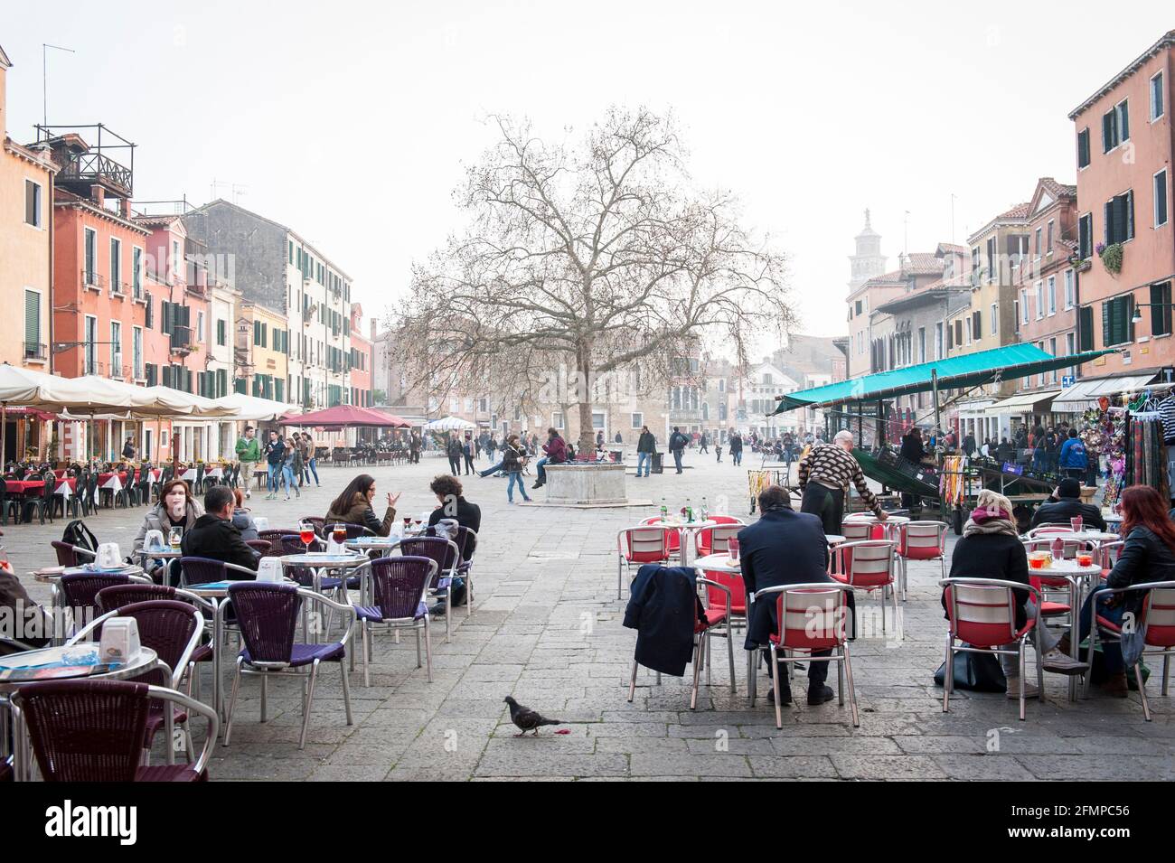 Campo Santa Margherita im Winter, einer der malerischsten Plätze der Stadt im Stadtteil Dorsoduro, Venedig, Italien. Stockfoto