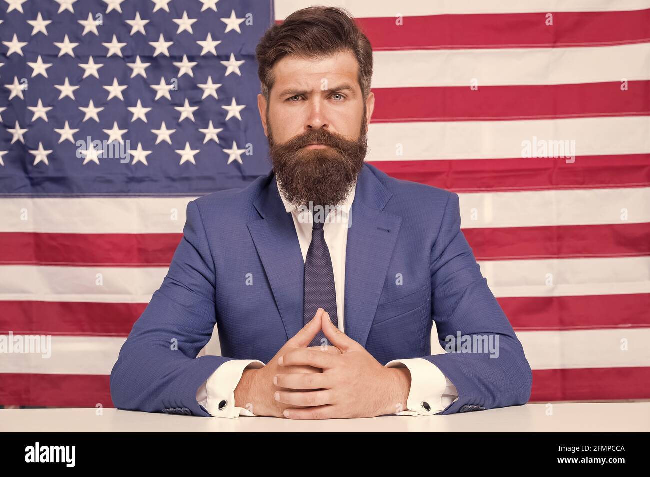 Patriotismus, Schutz und Wohlstand. Sein Wahlkampf. Brutaler Geschäftsmann ist patriotisch für die usa. Bildungsreform in der Schule im juli 4. Amerikanisch Stockfoto