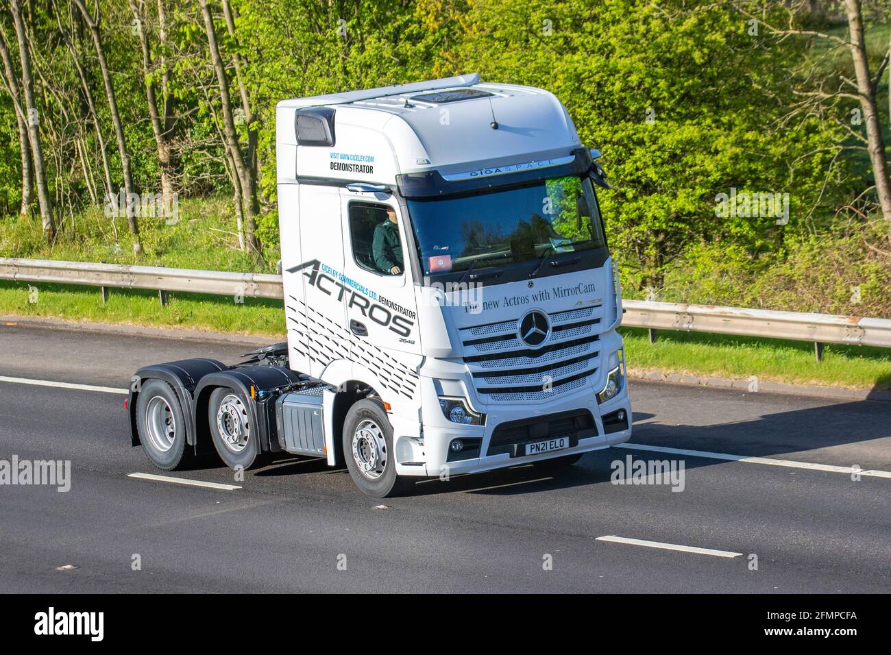 Neue weiße Mercedes Benz Actros Trucks mit Spiegelnocken-Sattelzugmaschine; Transporter, LKW, Schwerlastfahrzeuge, Transport, Lkw, Frachtführer, Fahrzeug, europäische Nutzfahrzeuge, M6 in Manchester, Großbritannien Stockfoto