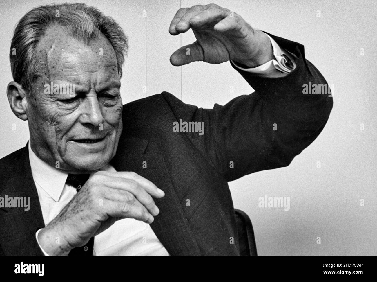 Gestikulierend auf Willy Brandt, den Präsidenten der Sozialistischen Internationale, während eines Interviews in seinem Büro in Bonn. 02.10.1985 - Christoph Keller Stockfoto