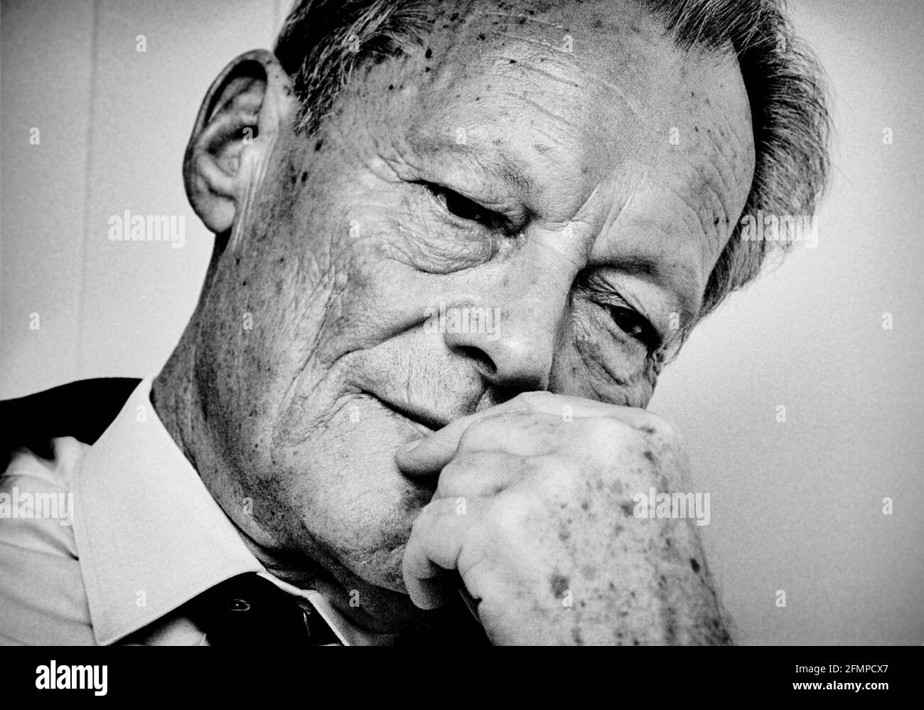 Willy Brandt, nachdenklicher Präsident der Sozialistischen Internationale bei einem Interview in seinem Büro in Bonn. 02.10.1985 - Christoph Keller Stockfoto