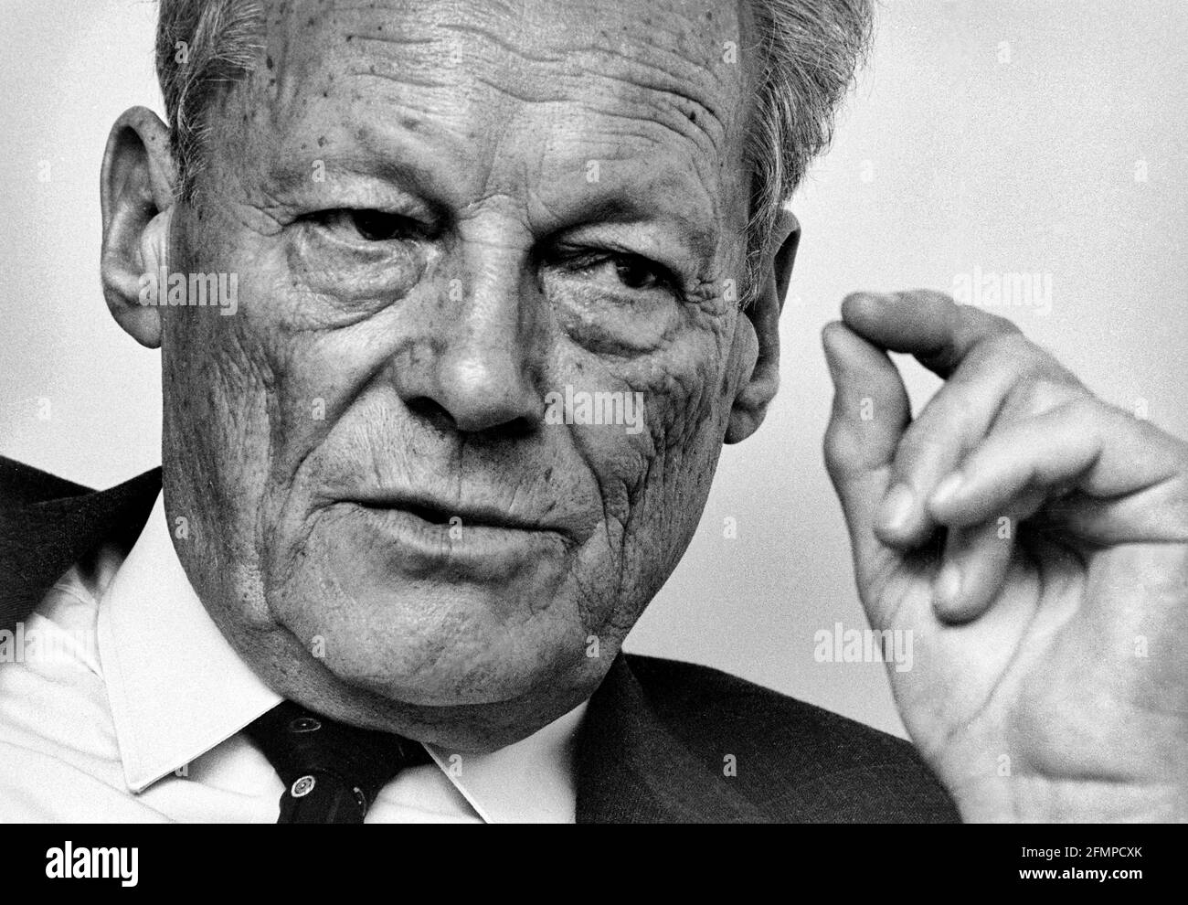 Gestikulierend auf Willy Brandt, den Präsidenten der Sozialistischen Internationale, während eines Interviews in seinem Büro in Bonn. 02.10.1985 - Christoph Keller Stockfoto
