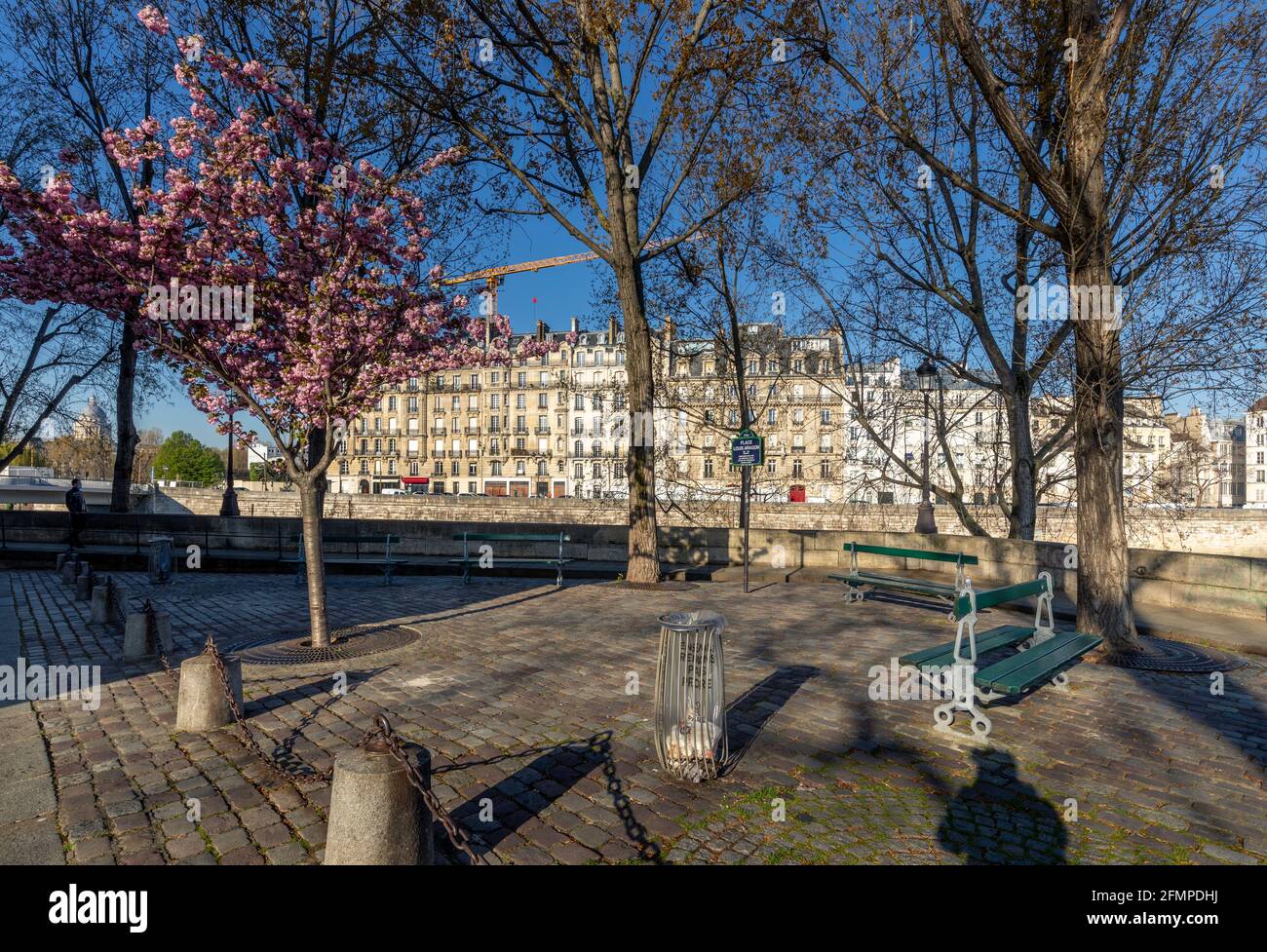 Paris, Frankreich - 13. April 2021: Typischer pariser Platz auf der Ile Saint Louis in Paris Stockfoto