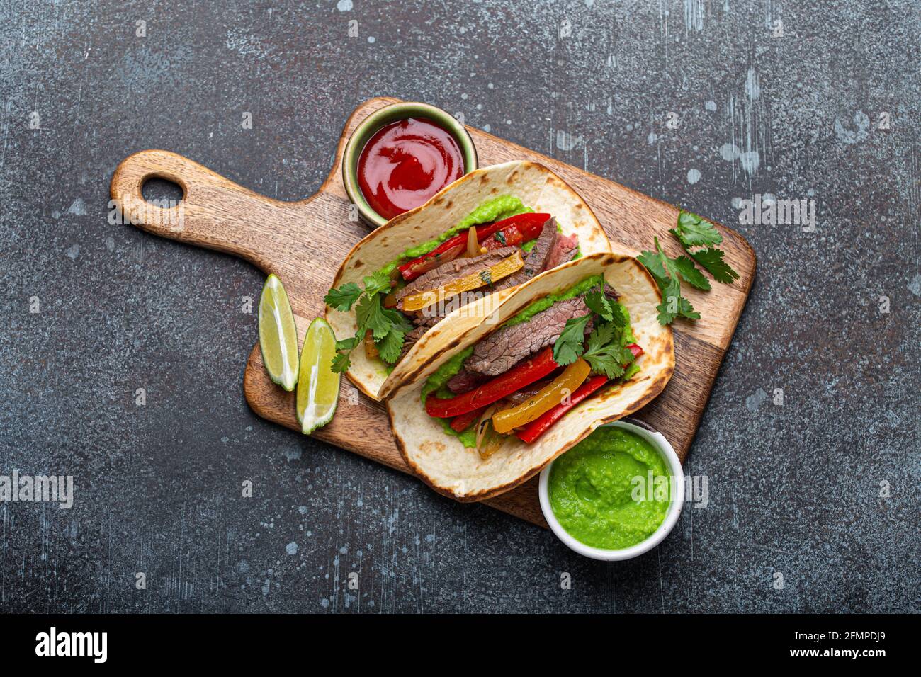 Mexikanische Gericht Fajita Tacos auf Holz Schneidebrett von oben Stockfoto